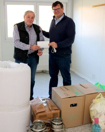 Heinrich Walter Berger (links) hat Bürgermeister Nils Drescher unter anderem 5000 Euro mitgebracht, die in die Flüchtlingshilfe fließen sollen.