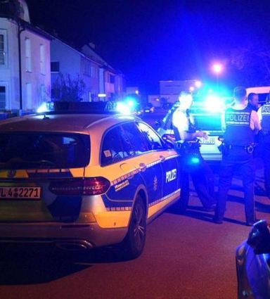 Ein Großaufgebot der Polizei ist am Montagabend vor Ort.