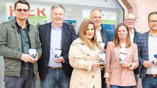 Christian Hesping (Hesping GmbH, v. l.), Christian Kramberg (MSW & Partner), Sara Camilleri (Trattoria Aquaria), Jorn Teske (Hockenheimring), Stephanie Klee (Rentax), Dr. Michael Becker (Beckerdental), Sandro Camilleri (Trattoria Aquaria), Karl-Heinz M. Sohn (ds consulting), Georgios Lois (Café Lato), Hervé Mangonaux (Almas Industries) und Rainer Weiglein (Stadthalle). Auf dem Foto fehlt Martina Wilk (Stadtwerke).