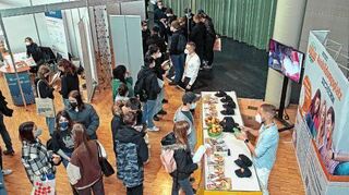 Reger Betrieb herrscht den Vormittag über in der Stadthalle, zahlreiche Schüler sind gekommen, um sich über die Vielfalt der Berufe und Ausbildungsmöglichkeiten zu informieren.