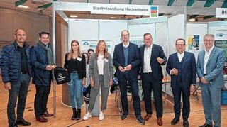 Michael Sauter (v. l.), Bürgermeister Stefan Weisbrod, Alicia Koblitz, Sandra Laier-Dorn, Bürgermeister Gunther Hoffmann, Oberbürgermeister Marcus Zeitler, Bürgermeister Thomas Jakob-Lichtenberg und Bürgermeister Uwe Grempels bei der Eröffnung des Ausbildungstags, der endlich wieder in Präsenz in der Stadthalle stattfinden konnte.