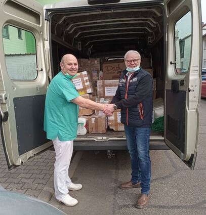Dr. Thomas Rieß, Zahnarzt in Altlußheim, übergibt die Spenden an Harald Butz von der Feuerwehr in Neulußheim.