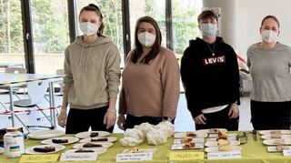 Die Schülerinnen und Schüler der Praxisintegrierten Erzieherausbildung im zweiten Ausbildungsjahr bei ihrem Kuchenverkauf in der Louise-Otto-Peters-Schule.