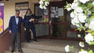 „Bitteschön, hier geht es lang“ – Pfarrgemeinderat Dr. Oliver Brinkmann und Gemeindereferentin Sigrun Gaa-de Mür laden alle zum „Dialog Zukunft Kirche“ ins katholische Pfarrheim ein.