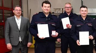Für ihre langjährige Einsatzdienstzeit ehrt Bürgermeister Jürgen Kappenstein (v. l.) Alexander Oser, Daniel Peters, Marco Müller, Frank Müller, Robin Schneider, Florian Hahn und Elke Schäfer – das freut nicht zuletzt Kommandant Sven Schmitt, der betont, dass die Ketscher Feuerwehr strukturell sehr gut aufgestellt ist.