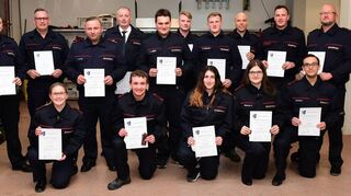Fortentwicklungen und Gratulationen allenthalben – zahlreiche Beförderungen verzeichnet die Ketscher Feuerwehr, bei der sich aufgrund der Corona-Pandemie einiges angesammelt hatte.
