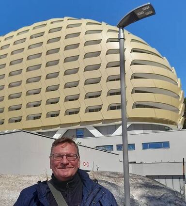Besuch vor Ort: Autor Konstantin Groß am „Goldenen Ei“ in Davos.