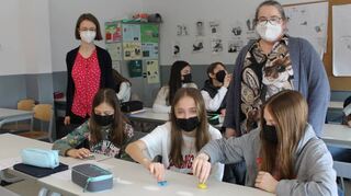 Physikstudentin Vivienne Leidel und Astrophysikerin Stefanie Schwemmer (hinten) haben Kreisel zum Experimentieren mitgebracht: Zoe Siegfried, Alessia Citrigno und Neele Maier dürfen sie testen.