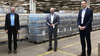 Martin Pfeifle, Leiter Logistik bei Aldi Süd (v. l.), Bürgermeisterkandidat Timo Wangler und Nils Reithmann, Leiter Filialentwicklung, in der Halle, die vielleicht bald von einem großen international tätigen Landmaschinenhersteller genutzt wird.