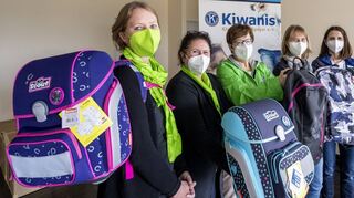 Der Kiwanis-Club – hier die Mitglieder Dr. Katja Jewski (v. l.), Tina Krauss, Nicole Kaminsky, Kerstin Henze und Rosi Henrich – spendet bei seiner Aktion neue Ranzen an Kinder bedürftiger Eltern, damit auch sie den neuen Lebensabschnitt als Schüler gut ausgerüstet beginnen. Das freut Bürgermeisterin Monika Kabs (3. v. l.).