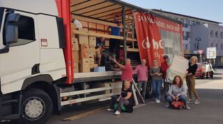 Mit vereinten Kräften wurde der Lkw vor dem Anwesen von Heidi Zahn beladen.