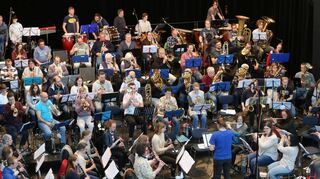 Bei einer Gemeinschaftsprobe der drei Orchester wird am Feinschliff gearbeitet.