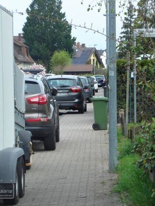 Ungeordnetes Gehwegparken beein-trächtigt den Komfort und die Sicherheit von Fußgängern und Radfahrern.