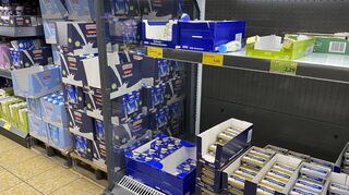 Trotz angekündigter Preiserhöhung: Hamsterkäufe von Milch und Butter scheinen am Wochenende im Ketscher Aldi auszubleiben. Auch ansonsten ist von Knappheit nur wenig zu sehen.