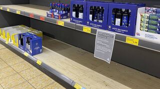 Leere Regale gibt es aber nach wie vor beim Speiseöl. Hierfür seien Lieferengpässe der Grund, so die Filialleitung.