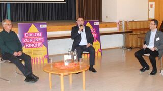 Diskutieren in der Gemeindeversammlung über die Zukunft der katholischen Kirche in Ketsch und Brühl (v. l.): Dieter Rey, Vorsitzender des Heimat- und Kulturkreises, Bürgermeister Jürgen Kappenstein sowie Diakon und Moderator Heiko Wunderlich.