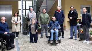 Das Besuchsprogramm der Landesbehindertenbeauftragten führte auch in die betreute Wohnanlage des Pflegedienstes Triebskorn in der Hauptstraße: Rudi Bamberger (v. l.), Herolinda Metaj, Juliana Sauer, Simone Fischer, Matthias Busse, Holger Ahlbrecht, Dr. Ralf Göck, Andreas Sturm, Gazmend Wiedmaier und Nathalie Küster.