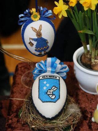 Marianne Hettmannsperger hat das Ge-meindewappen stickend festgehalten.