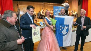 Ehrenbürger Helmut Müller (v. l.), Bürgermeister Stefan Weisbrod, Erdbeerprinzessin Kim I., Rolf Wirth, Verein „Freunde Reilinger Geschichte“, und Ehrenbürger Walter Klein eröffnen den Ostermarkt mit einem symbolischen Scherenschnitt.