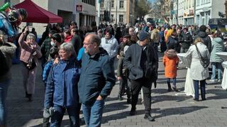 Buntes Treiben auf den Kleinen Planken. Die Menschen zieht es am Sonntag in die Stadt zum Bummeln, Schauen, Durchatmen.