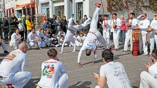 Die Capoeirista der Region begeistern mit ihrem brasilianischen Kampftanz.
