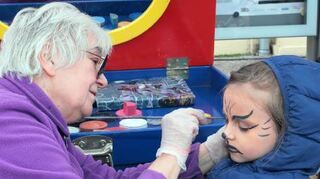 Bei Kindern gefragt: Erika Schlorke schminkt Angelina.
