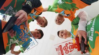 Paul Gromann (12, v. l., oben), Jimmy Wehowski (16), Noah Spiegler (13) und Christoffer Marschner (16) überzeugen beim Regionalentscheid Karlsruhe die Jury und schaffen einen neuen deutschen Rekord.