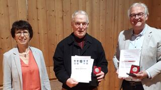 Schatzmeisterin Gaby Oberhardt und Vorsitzender Norbert Engelhardt (r.) beglückwünschen Walter Rometsch. Der Jubilar ist seit 50 Jahren Mitglied des Sängerbund-Liedertafel.