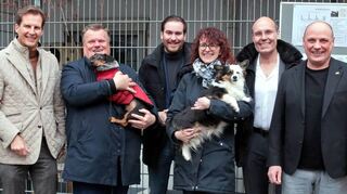 Im Austausch für den Tierschutz: Schwetzingens Bürgermeister Matthias Steffan (v. l.), Bundestagsabgeordneter Olav Gutting, der Präsident des Deutschen Tierschutzbundes, Thomas Schröder, mit „Leni“, Landtagsabgeordneter Andreas Sturm, Sandra Mummert vom hiesigen Tierschutzverein mit „Asta“, Stefan Hitzler, Landtagsvizepräsident Daniel Born und Patrick Alberti von den Grünen.