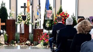 Eine große Trauergemeinde nimmt in der Friedhofskapelle Abschied von Josef Walch, der in Schwetzingen und Reilingen in viel-fältiger Weise Spuren hinterlassen hat.