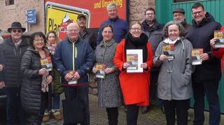 Sie sagen ein klares „Nein“ zur Güterbahntrasse zwischen ihren Gemeinden: Jörg Rauch (v. l.), Trudbert Orth, Jutta Schuster, Chrysoula Christopoulou, Dr. Erich Zahn, Rolf Hallwachs, Caren Thönnessen-Knoglinger, Dr. Stephan Verclas, Alexandra Ulrich, Thomas Schmeckenbecher, Jutta Schneider, Eckhard Boxheimer, Nils Drescher, Thomas Burger und Jens Geiß.