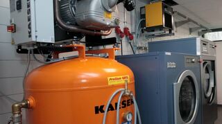 Ein Detail des neuen Rettungszentrums, das außer den Kleiderwarten der Freiwilligen Feuerwehr und ihren Kameraden wohl nur die wenigsten Oftersheimer sehen werden: Spezial-Waschmaschinen und Trockner im Reinigungsraum.