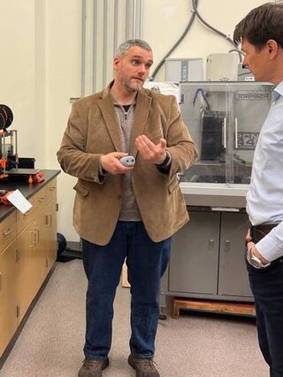 Zwei, die sich prima verstehen: Professor Harry Schoeller vom Germanna College (l.) stellt Studiendirektor Markus Bürger den 3D-Druckbereich der Schule vor.
