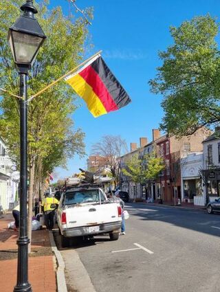In den Straßen von Fredericksburg weht die deutsche Flagge. Ein Gruß an die Freunde aus Schwetzingen.