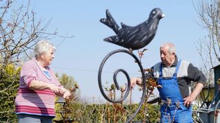 Edith und Karl-Heinz Stöckler in ihrer Parzelle beim Obst- und Gartenbauverein – seit 23 Jahren bewirtschaften sie ihren Garten und ohne würde es einfach nicht mehr gehen.