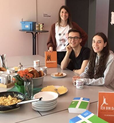 Vikarin Joana Notheis (v. l.), Jonas Ballreich und Lea Löschmann bei der Vorbesprech-ung des Mentoringprogramms.