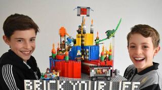 Die Brüder Jakob (l.) und Simon sind stolz auf die Geburtstagstorte, die sie aus Lego gebaut haben. Jetzt dürfen sie diese im Legoland ausstellen.