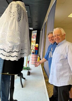 Harry Mitzkewitsch (r.) und Eric Doser bauen das Schaufenster im Laden auf.