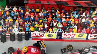 Die Formel 1 gastiert wieder in Hockenheim – zumindest aktuell im Schaufenster in der Oberen Hauptstraße 10 mit Playmobil-Boliden und -Publikum.