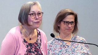 Die Koordinatorinnen der Hospizdienste Birgit Strittmatter (Schwetzingen, l.) und Britta Schäfer (Hockenheim) begrüßen die Zuhörer in der Kirche.