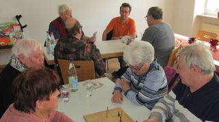 Mittwochs wird gespielt in der Hebelstraße: Mensch-ärgere-dich-nicht heißt es hier im Vordergrund, die Männer spielen Skat.