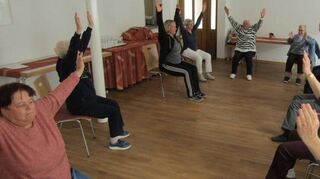 Fast wieder komplett präsentiert sich die Gymnastikguppe bei der Awo. Alle üben konzentriert mit.
