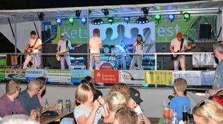 Die Mannheimer Band „Bongaz“ mit dem Ketscher Marcel Niederberger ist ein guter Bekannter beim Maifest – hier heizt sie am Freitagabend im Jahr 2018 den Besuchern im grünen Dreieck vor der Rheinhalle mächtig ein.
