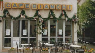 Das Reilinger Traditions-Eiscafé Bianchi ist zum 25-jährigen Bestehen im Jahr 1994 mit Girlanden dekoriert.