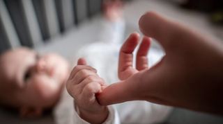 Für das Neugeborene Verantwortung zu übernehmen, hilft den größeren Geschwistern.