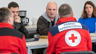 Daniel Born im Gespräch mit den Helfern des Roten Kreuzes in Lublin.