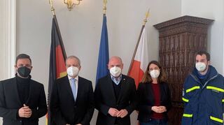 Intensives Gespräch mit dem deutschen Generalkonsul Dr. Michael Groß: Daniel Born (M. ) hat sich über die Hilfsbereitschaft vor Ort in Polen informiert.