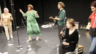 Ein Ensemble, bei dem die Chemie stimmt: Susanne von Grumbkow (l.), Uwe von Grumbkow, Denis Bode, Sina Große-Beck und Michelle Brubach bei den Proben zu „Brigitte Bordeaux“.