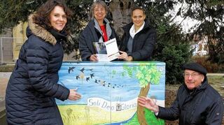 Elke Schollenberger (Lokale Agenda, v. l.) sowie Gisela Späth, Nina Kruser und Dieter Klee vom Kunstverein an einem bemalten Stromkasten.