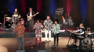 Sebastian Kunz (Gitarre), Silvio Groß (Schlagzeug), Manuel Mandrysch (Bass) und Christian Muszynski (Keyboard) schaffen den Klangteppich für Terry Dean (v. l.), Miss Coco, Oliver Rosenberger und Carolyne, der sich an diesem Abend als überaus tragbar erweist.